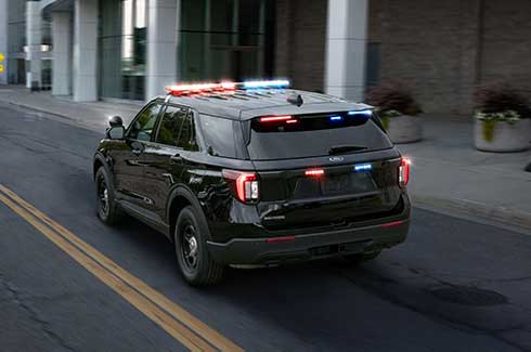 SUV con preparación para patrulla Ford Explorer Police Interceptor 2025 con gran capacidad de carga